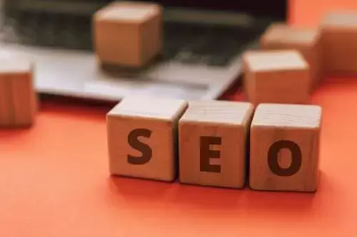 tri kocke, na vsaki kocki je zapisana ena črka, skupaj tvorijo besedo SEO